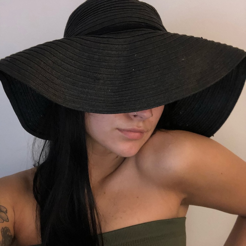 Black floppy beach hat
